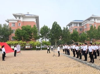 2022年7月1日，縣四大班子領(lǐng)導(dǎo)出席在我校舉行的慶祝建黨101周年升國(guó)旗儀式，并帶領(lǐng)大家重溫入黨誓詞